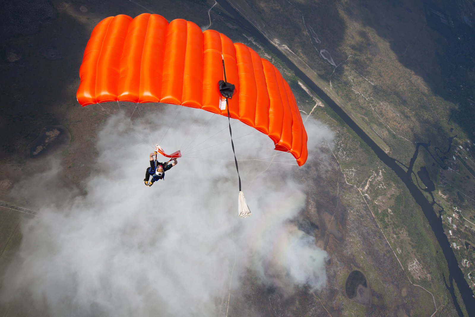 Optimum reserve canopy opening above the clouds, freebag and pilot chute trailing